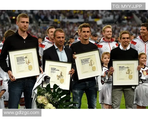 足坛传奇谢幕万众送别昔日英雄泪洒绿茵永存人心 足坛传奇谢幕万众送别昔日英雄泪洒绿茵永存人心